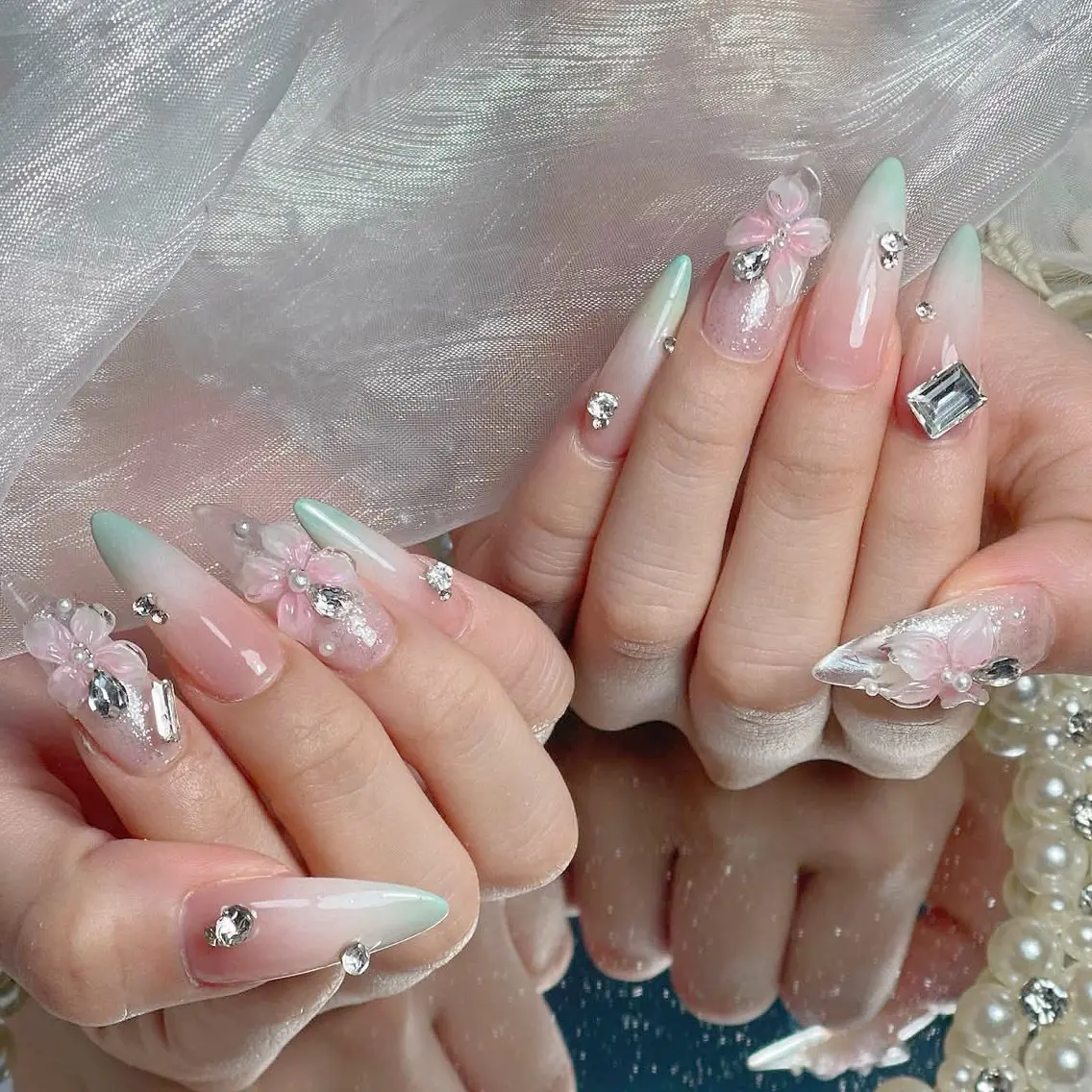 ネイル オーロラネイル 長さ出し フラッシュネイル フレンチネイル ジェルネイル ハンドネイル Amee Nail Salonのネイルデザイン