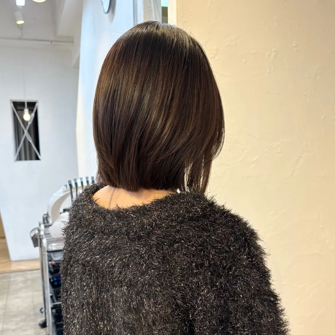 ショート レイヤーカット mina / 透明感ベージュカラーのヘアスタイル
