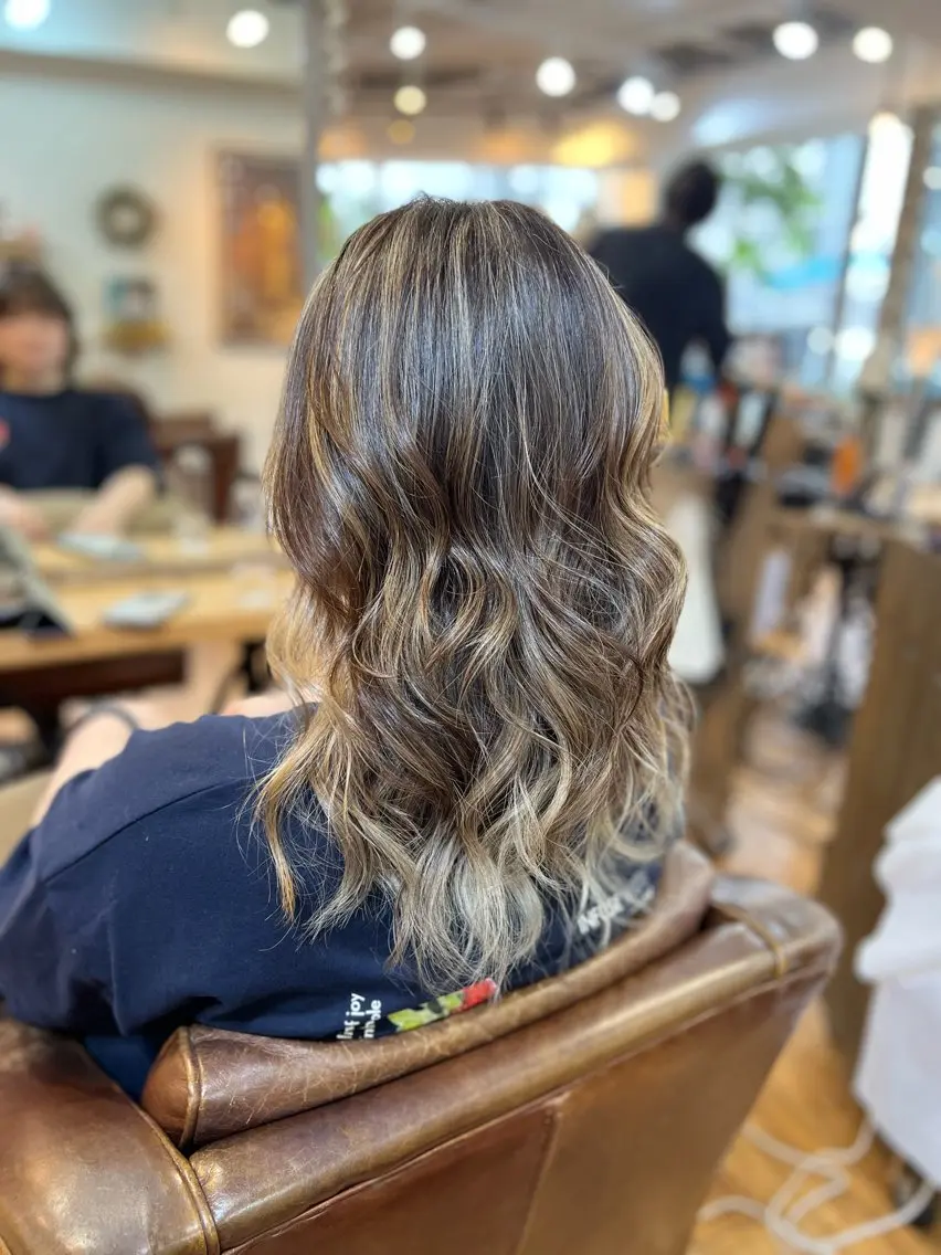 セミロング カラー デザインカラー ハイライトカラー インナーカラー ハイライト レイヤーカット ヘアカラー ERIKA/ ハイライト/ショートのヘアスタイル