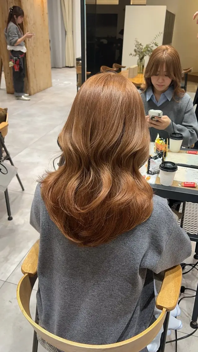 セミロング ヘアカラー こはる.⋆𝜗𝜚／ 谷町／縮毛矯正のヘアスタイル