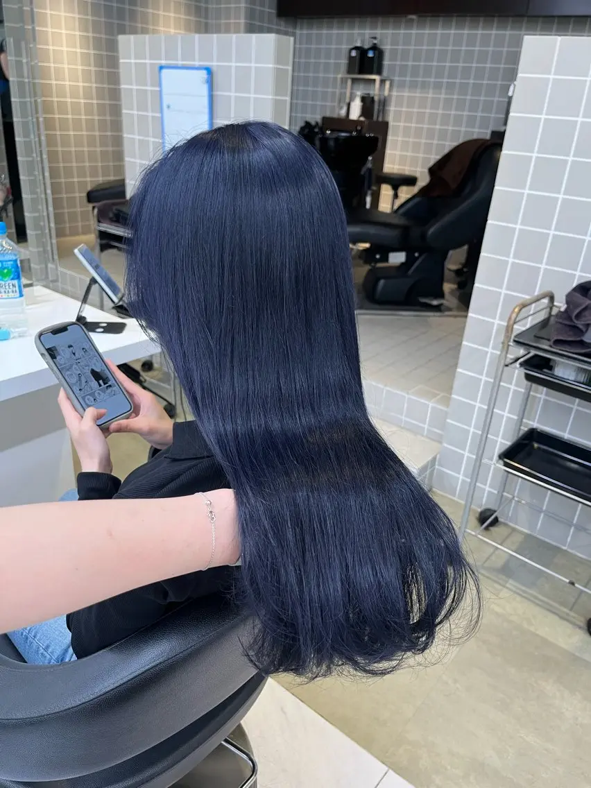 ロング 寒色/ベージュヘア ブリーチありMiOのヘアスタイル
