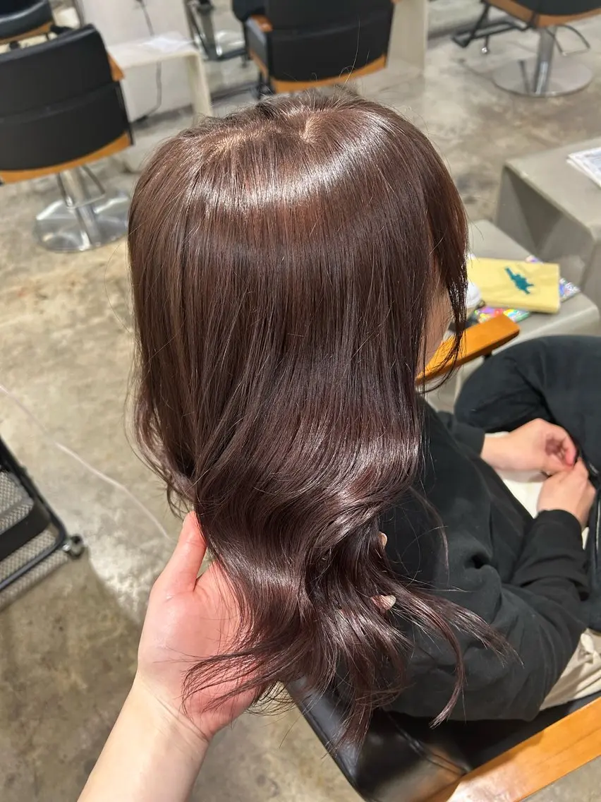 ロング ピンクブラウン 羽成 優衣菜のヘアスタイル