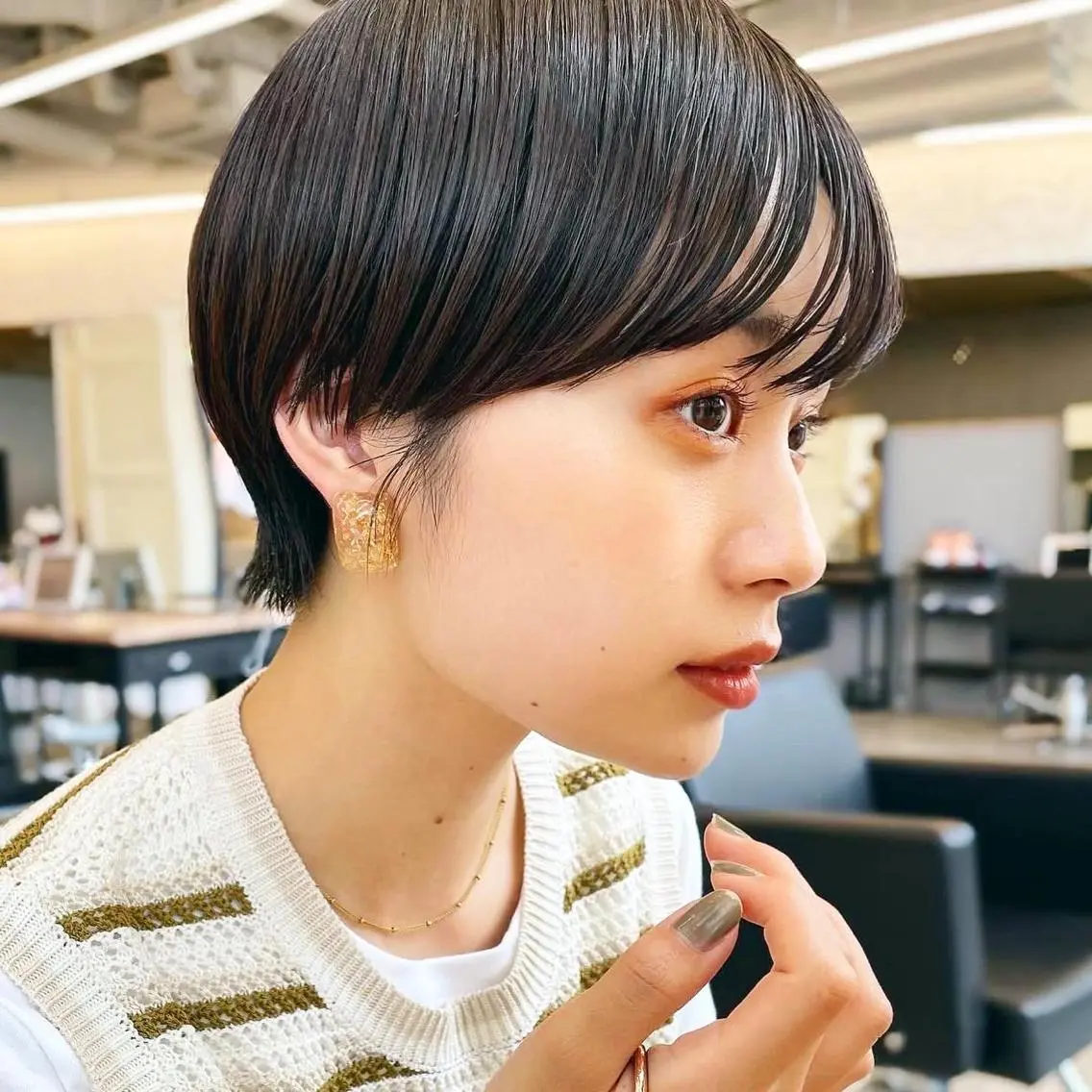 ショート カラー グレージュ ショートヘア ヘアカラー レイヤーカット/透 明感カラー/西田祐賀のヘアスタイル