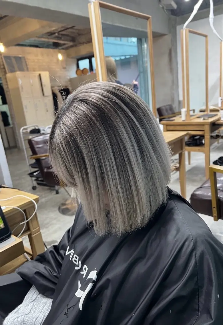 ショート カラー バレイヤージュ シルバー ホワイトシルバー レイヤーカット ヘアカラー トリートメント 指名数No.1 /NAOYAのヘアスタイル