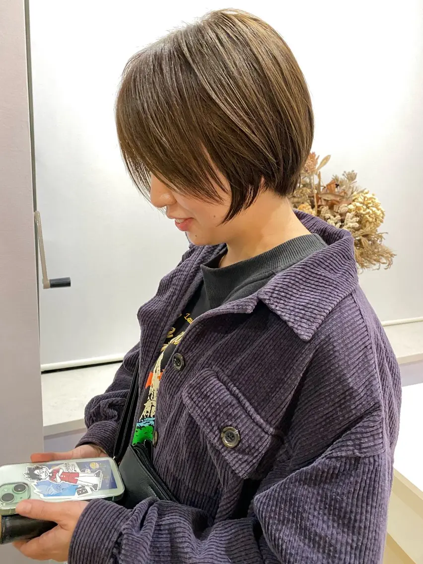ショート カラー ハンサムショート グレージュ 顔まわりレイヤー 顔周りカット レイヤーカット カット ヘアカラー 新井 広之のヘアスタイル