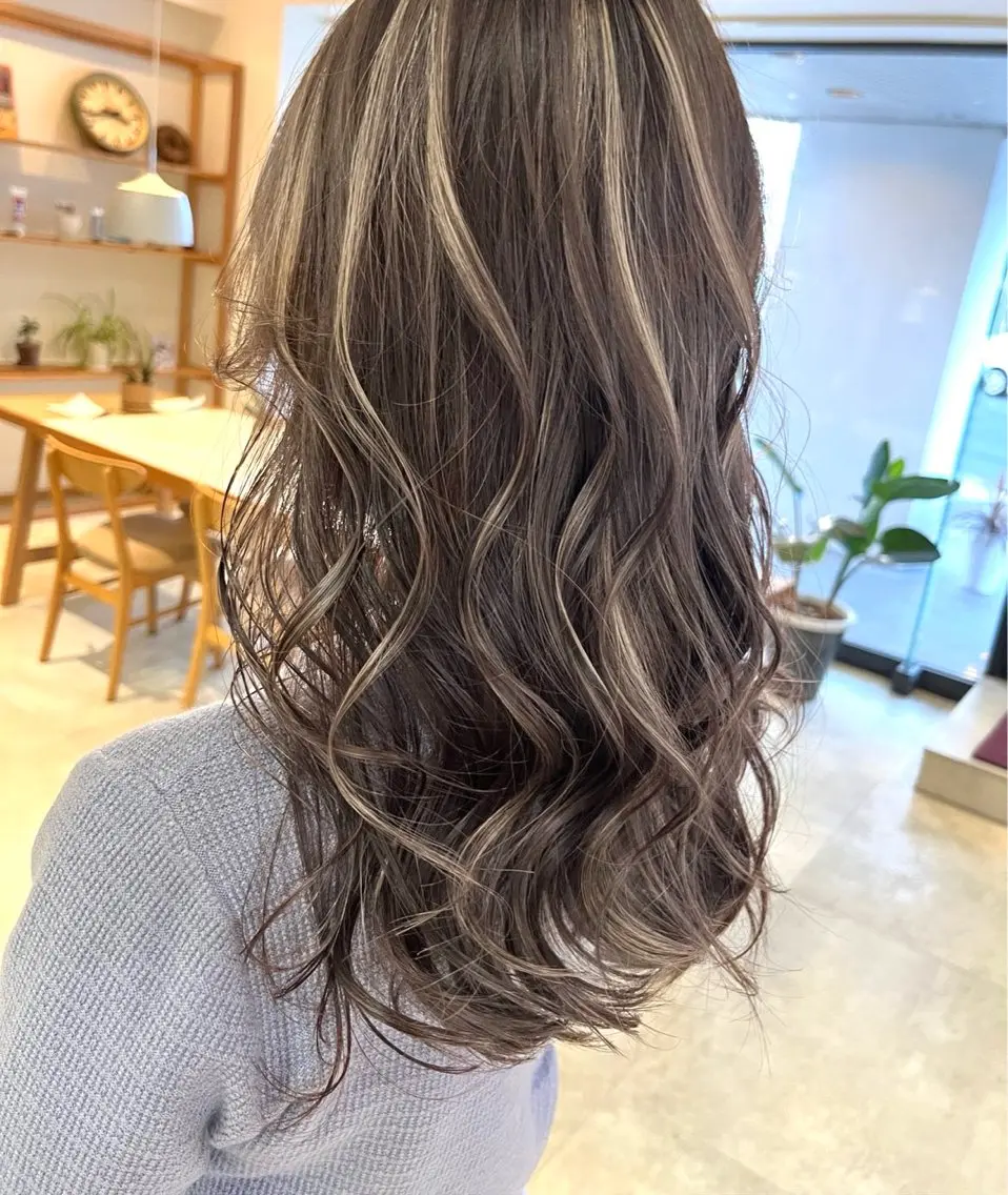 ロング ハイライト カット ヘアカラー Lino by hoNuaのヘアスタイル