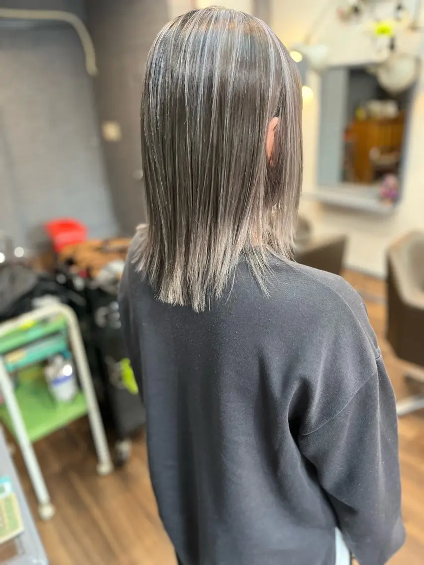ミディアム カラー ヘアアレンジ バレイヤージュ レイヤーカット ヘアカラー 三輪 太一のヘアスタイル