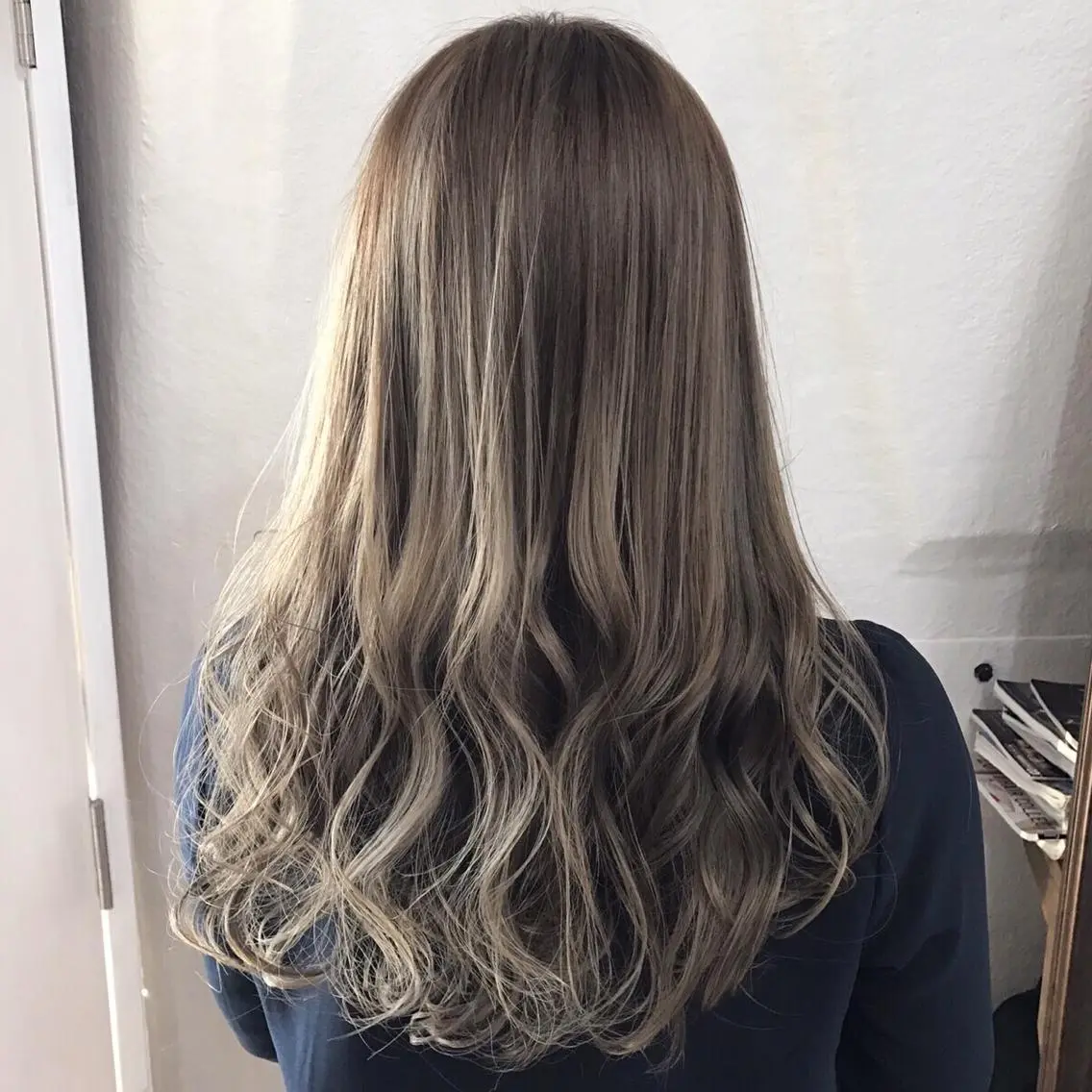 ロング カラー アッシュ ベージュカラー ハイライトカラー ホワイトアッシュ ハイライト K-POP好き美容師 🇰🇷Kai.Yのヘアスタイル