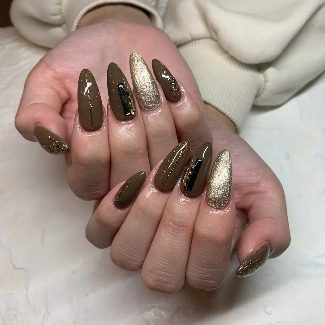 ネイル ブラウン ニュアンスネイル 赤色 スカルプネイル バレンタイン happiness nailのネイルデザイン