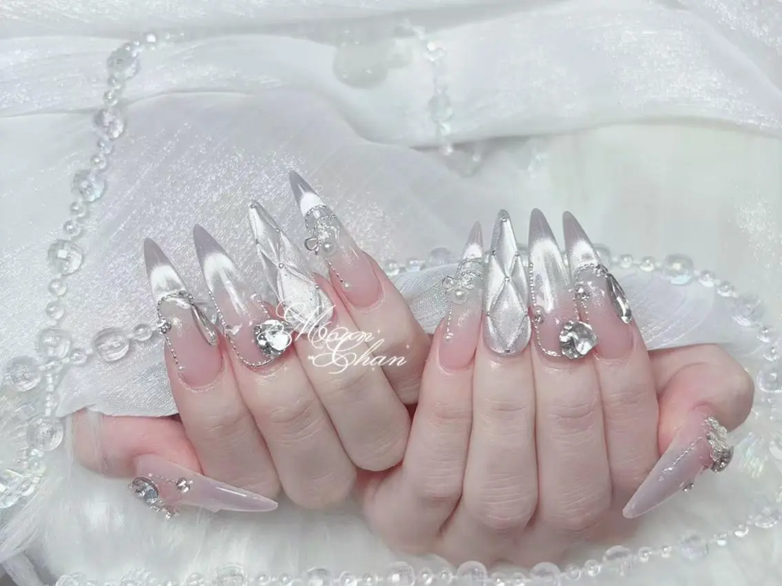 ネイル 長さ出し キラキラネイル 韓国ネイル ロングネイル マグネットネイル ハンドネイル ハンドケア Akira✨ nailのネイルデザイン