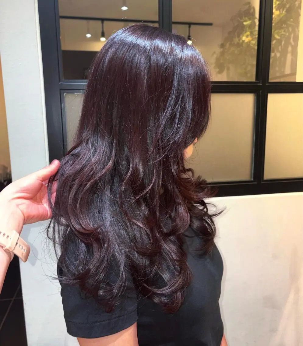 ロング カラー レッドカラー レイヤーカット ヘアカラー トリートメント ワンカラー/ハイトー ン🪽MiYU🪽のヘアスタイル