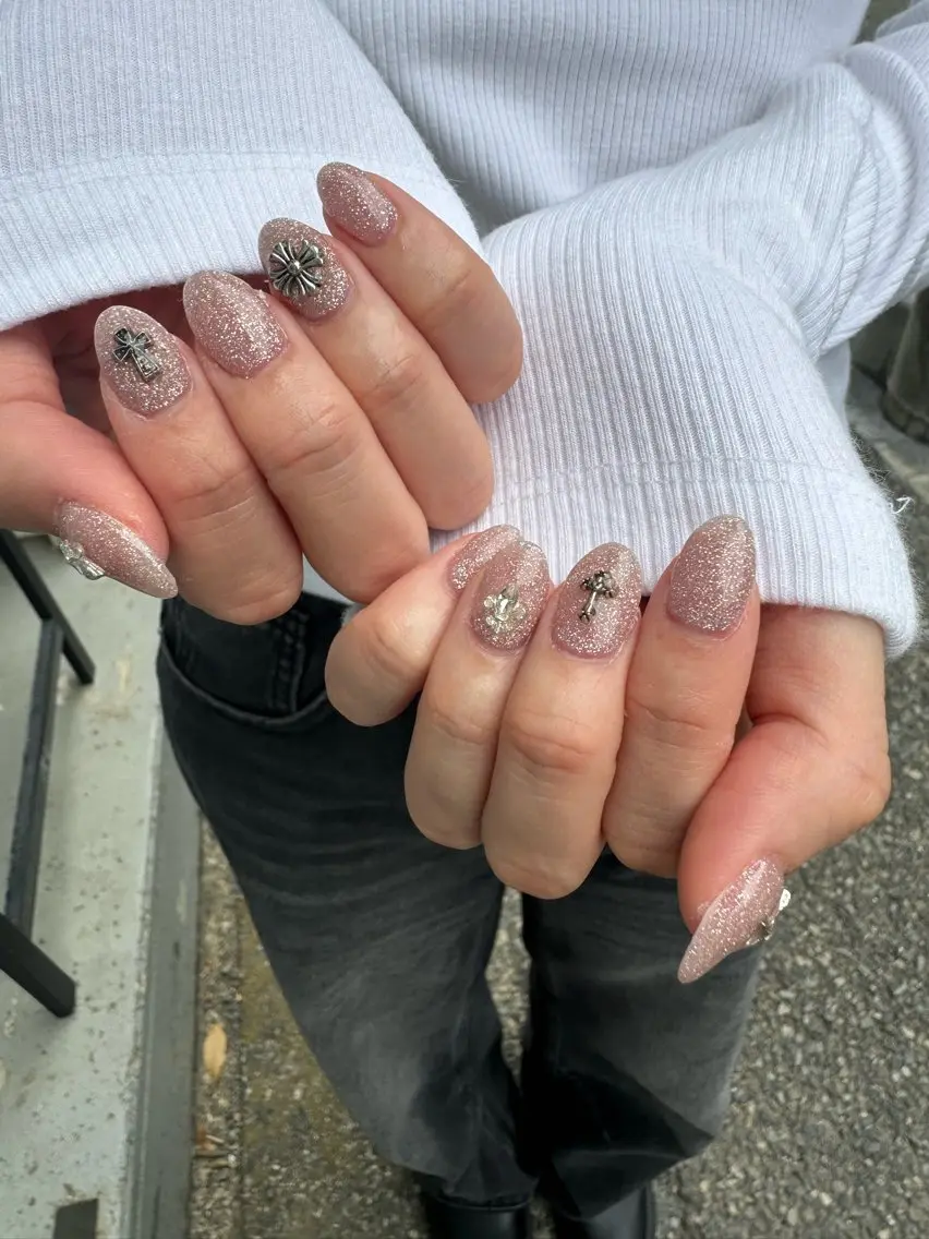 ネイル LAVISH 大和店 emi・:*+のネイルデザイン