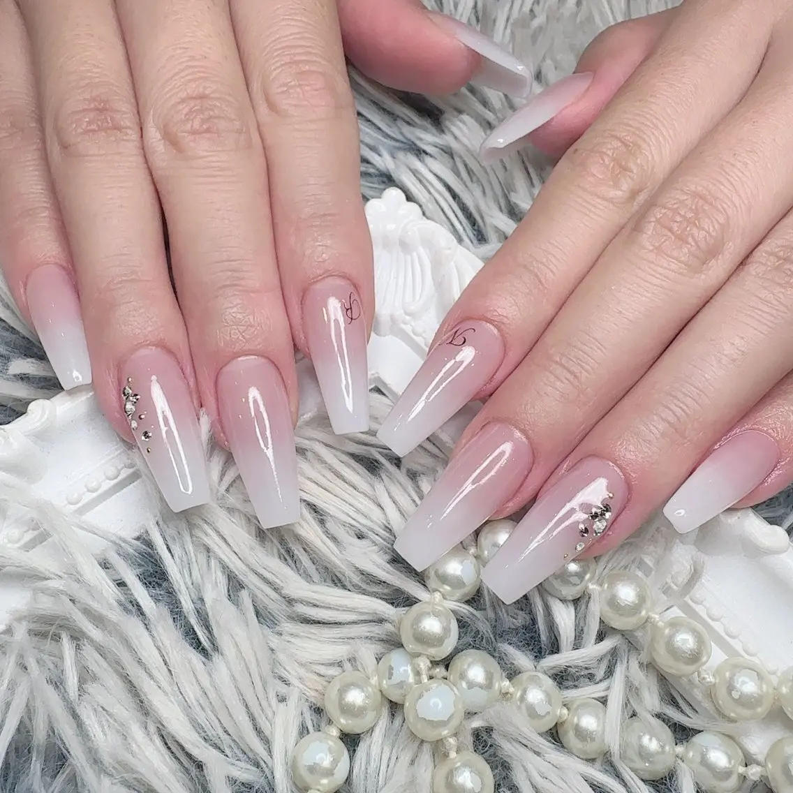ネイル ストーンネイル EMU NAILのネイルデザイン