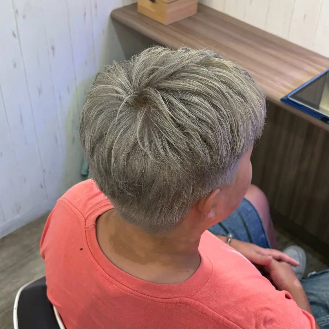 ショート カラー ブリーチ シルバー ヘアカラー 新倉 舞のヘアスタイル