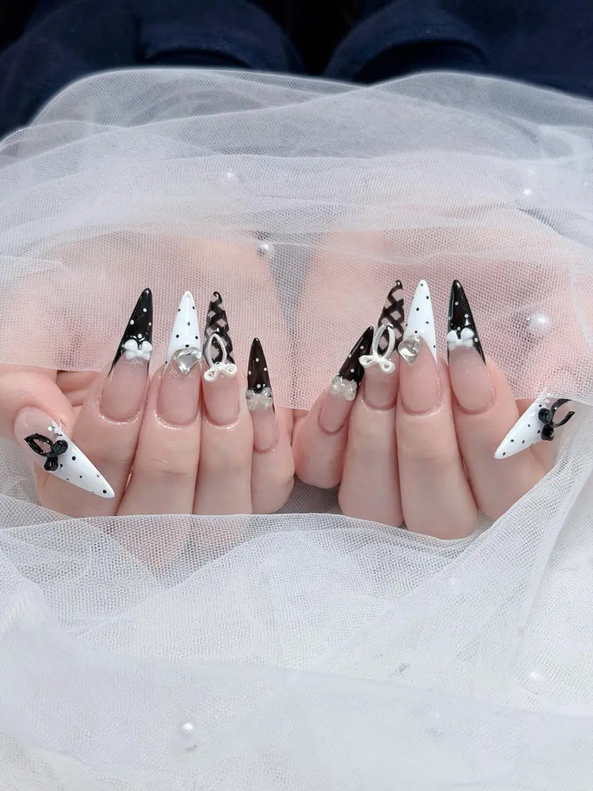 ネイル チークネイル ドット フレンチネイル グラデーション ハート Eli Muse 新宿ネイルのネイルデザイン