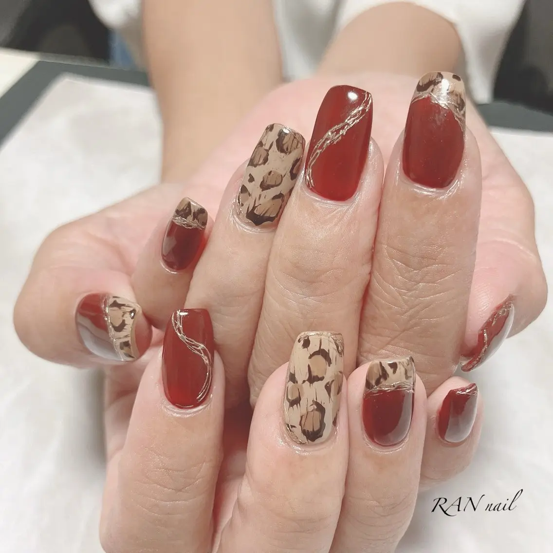 ネイル アニマル柄 ボルドー ゴールド キラキラネイル ミラーネイル ハンドネイル フットネイル RAN nailのネイルデザイン