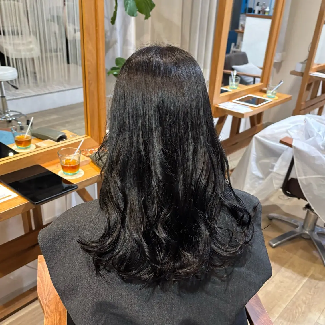 ロング カラー アッシュ ネイビーカラー カット ヘアカラー トリートメント ヘッドスパ RINNO🌷透明感 カラー/髪質改善のヘアスタイル