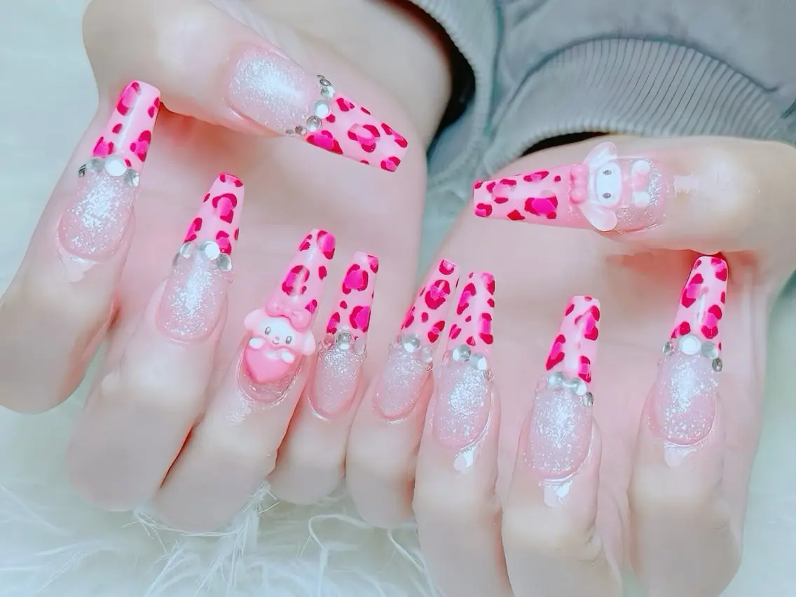 ネイル チークネイル フレンチネイル ガラスフレンチ グラデーション キラキラネイル Rin Nail 新大久保店のネイルデザイン