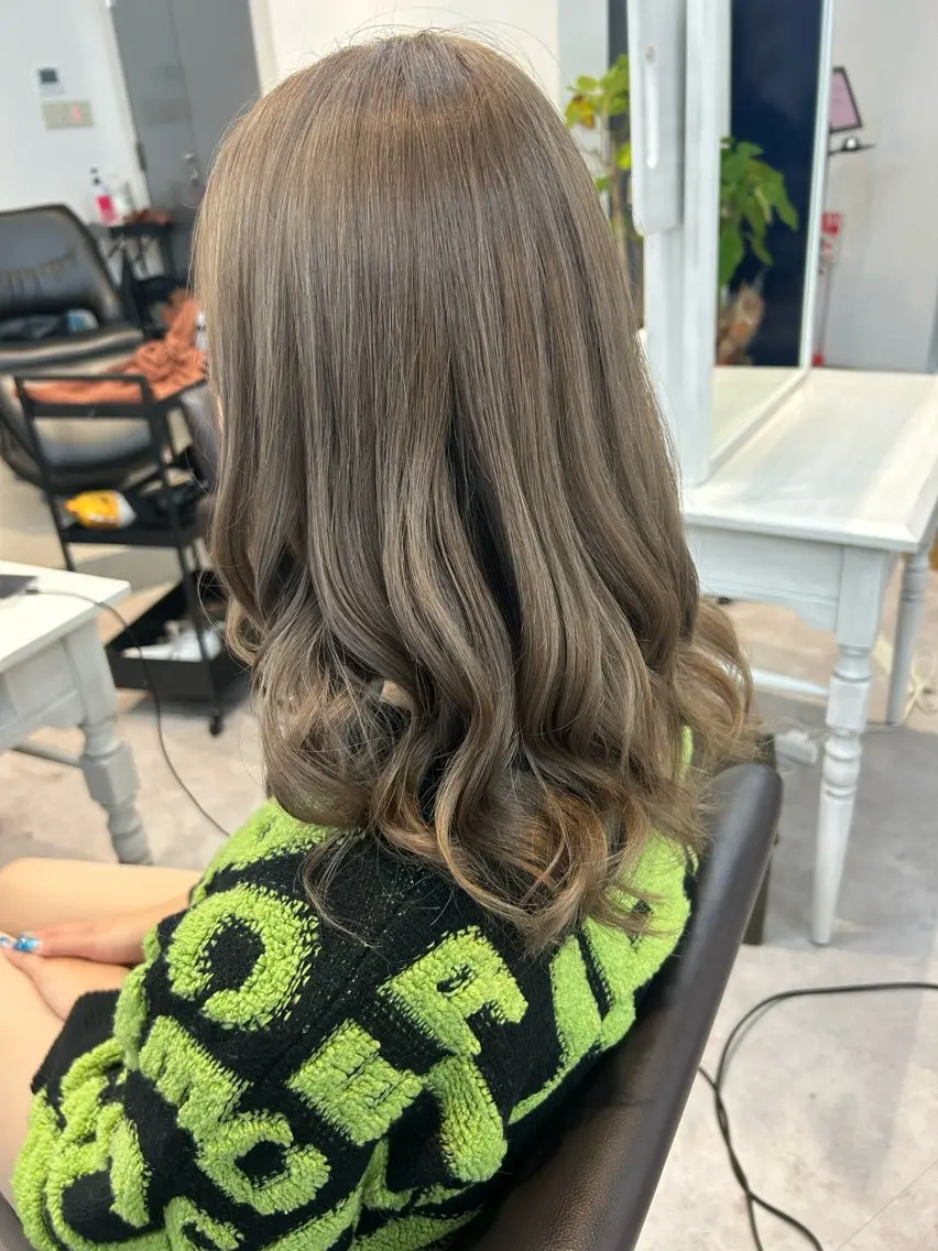 ミディアム カラー シールエクステ バレイヤージュ ブリーチ ハイライトカラー ハイトーンカラー ヘアカラー トリートメント ヘアセット レイヤー/エクステ alpha下妻のヘアスタイル