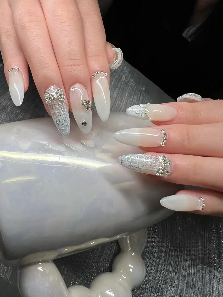 ネイル オーロラネイル チークネイル 長さ出し フットネイル フレンチネイル Lee Nails チップ長さだし専門店のネイルデザイン