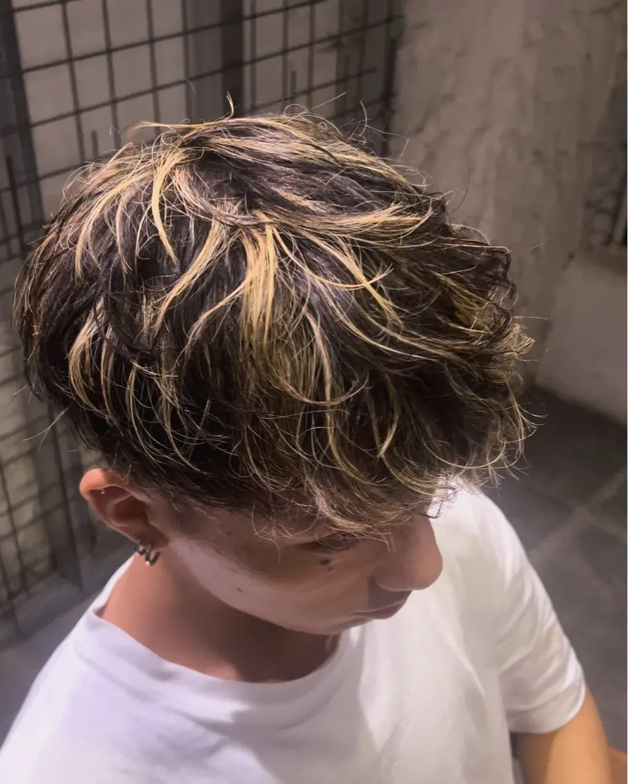 カラー メンズ メンズハイライト メンズメッシュ ハイライトカラー メッシュ ヘアカラー 赤木 俊太のヘアスタイル