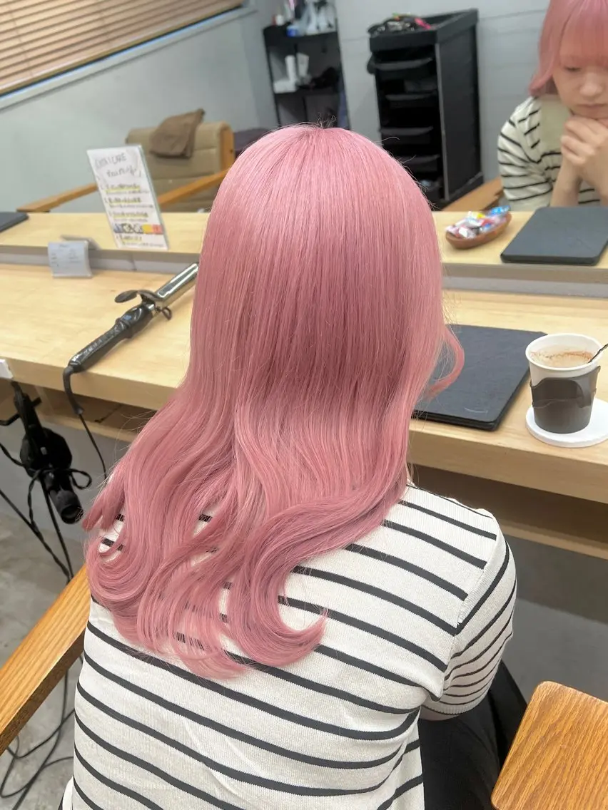 セミロング カラー ピンクカラー ホワイトピンク ブリーチ毛の縮毛矯正 ハイトーン/岡本智樹のヘアスタイル