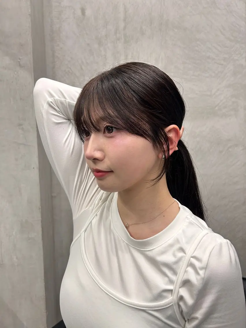ミディアム ヒナ/レイヤーカット 艶感ワンカラーのヘアスタイル