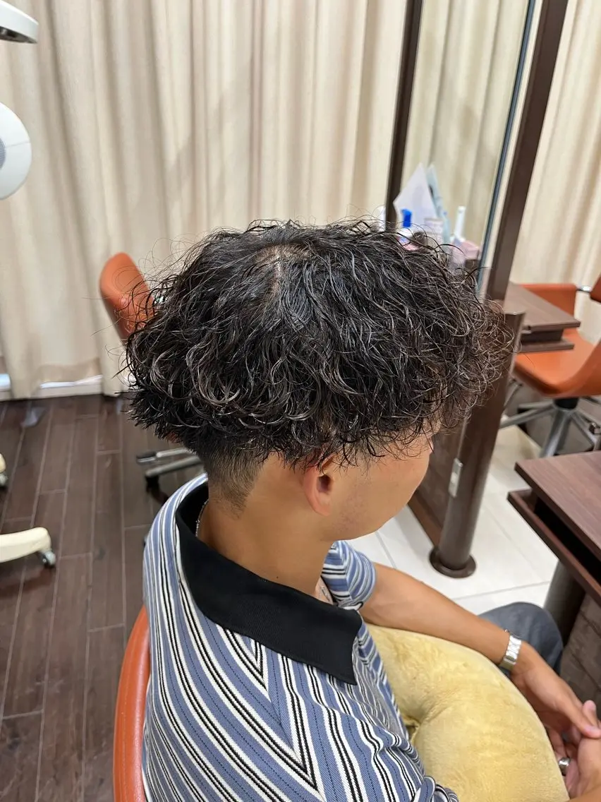 ショート パーマ メンズ マッシュ メンズパーマ 刈り上げ 波巻きパーマ スパイラルパーマ 🧊メンズ特化🧊 高木航希のヘアスタイル