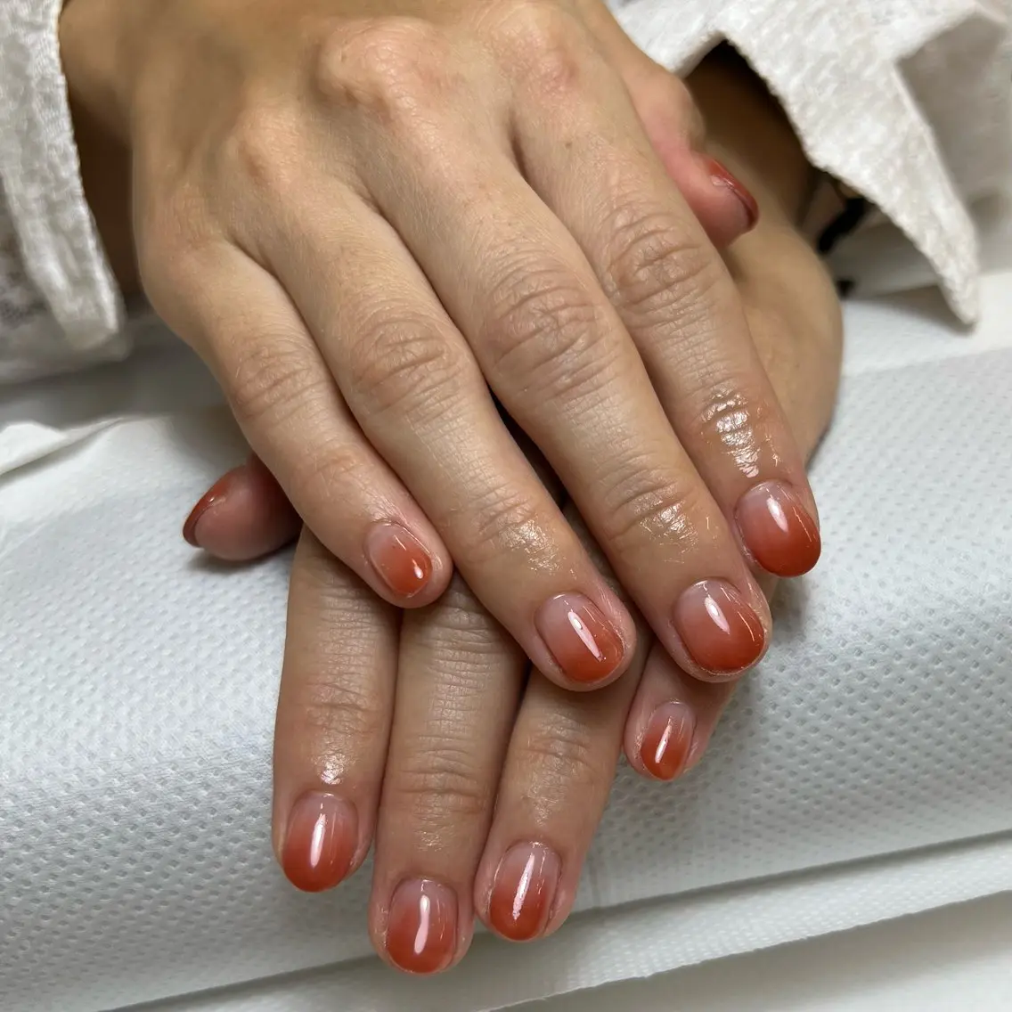 ネイル グラデーション 赤色 ハンドネイル Nishimura Amiのネイルデザイン