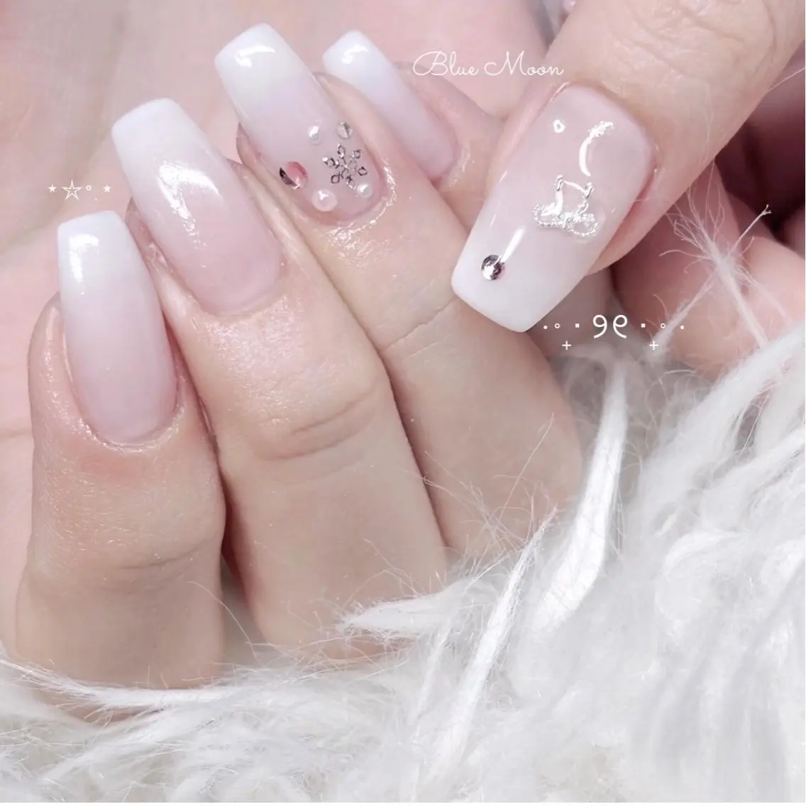 ネイル リボン ストーンネイル ハンドネイル ハンドケア nail salon Blue Moonのネイルデザイン