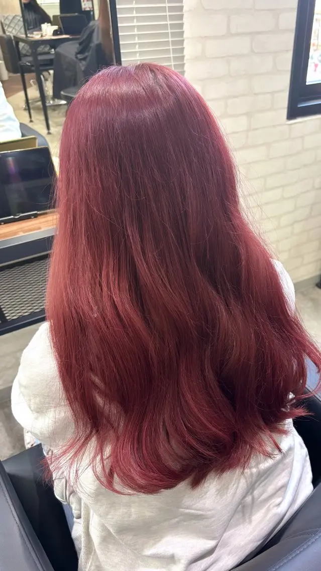 ミディアム カラー ブリーチ ピンクカラー レッドカラー カット ヘアカラー トリートメント 詩乃🎀ピンク 暖色系🫧レイヤーのヘアスタイル