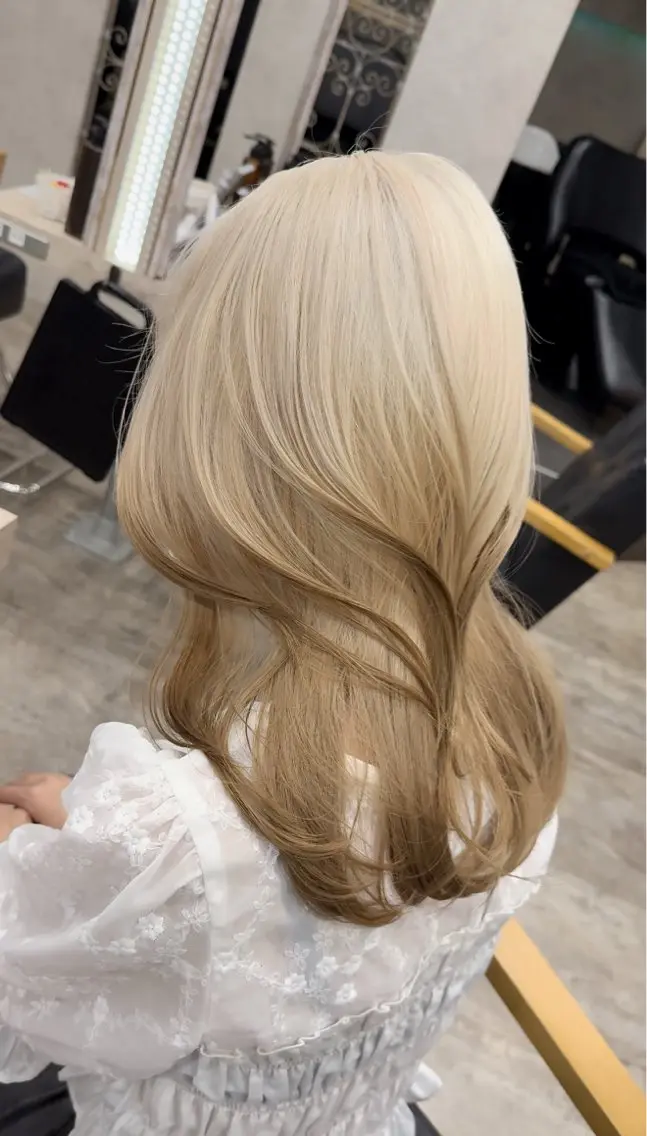 セミロング カラー ヘアカラー ✨レイヤー/柔らかベ ージュ青山✨のヘアスタイル