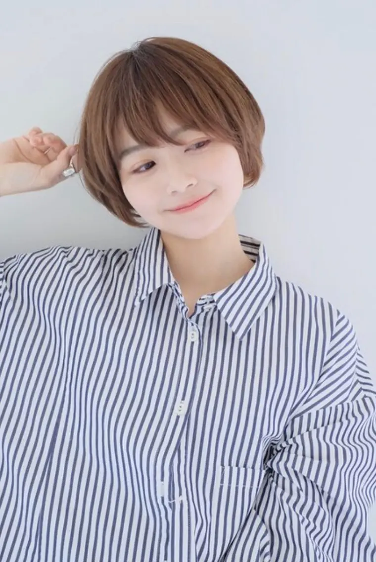 ショート ブリーチなし 寒色カラーのヘアスタイル
