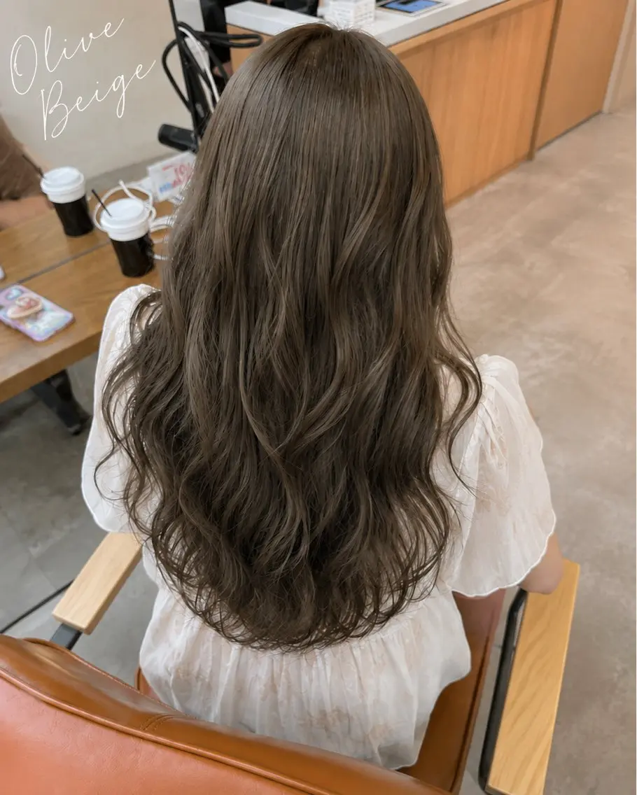 カラー ベージュカラー オリーブベージュ ヘアカラー 𝐚𝐲𝐚𝐧𝐞 透明感カラー/淡めのヘアスタイル