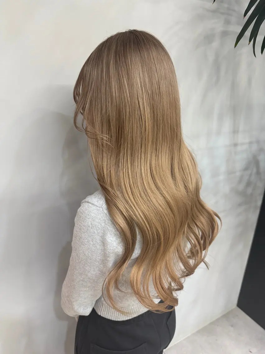 ロング カラー カット ヘアカラー トリートメント ミルクティーカラー グレージュ　高山慧輔のヘアスタイル