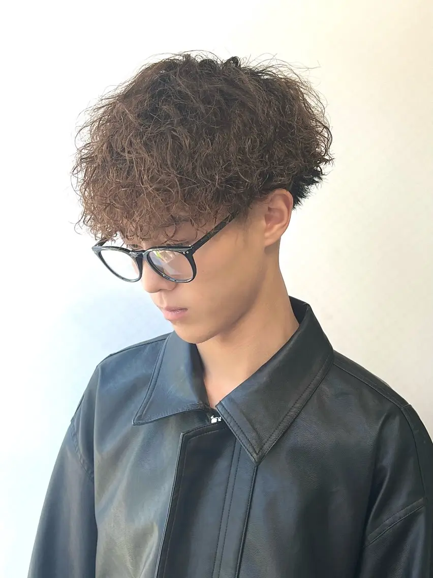 ショート パーマ メンズ メンズブリーチ メンズパーマ 波巻きパーマ 湖城 恵吾のヘアスタイル