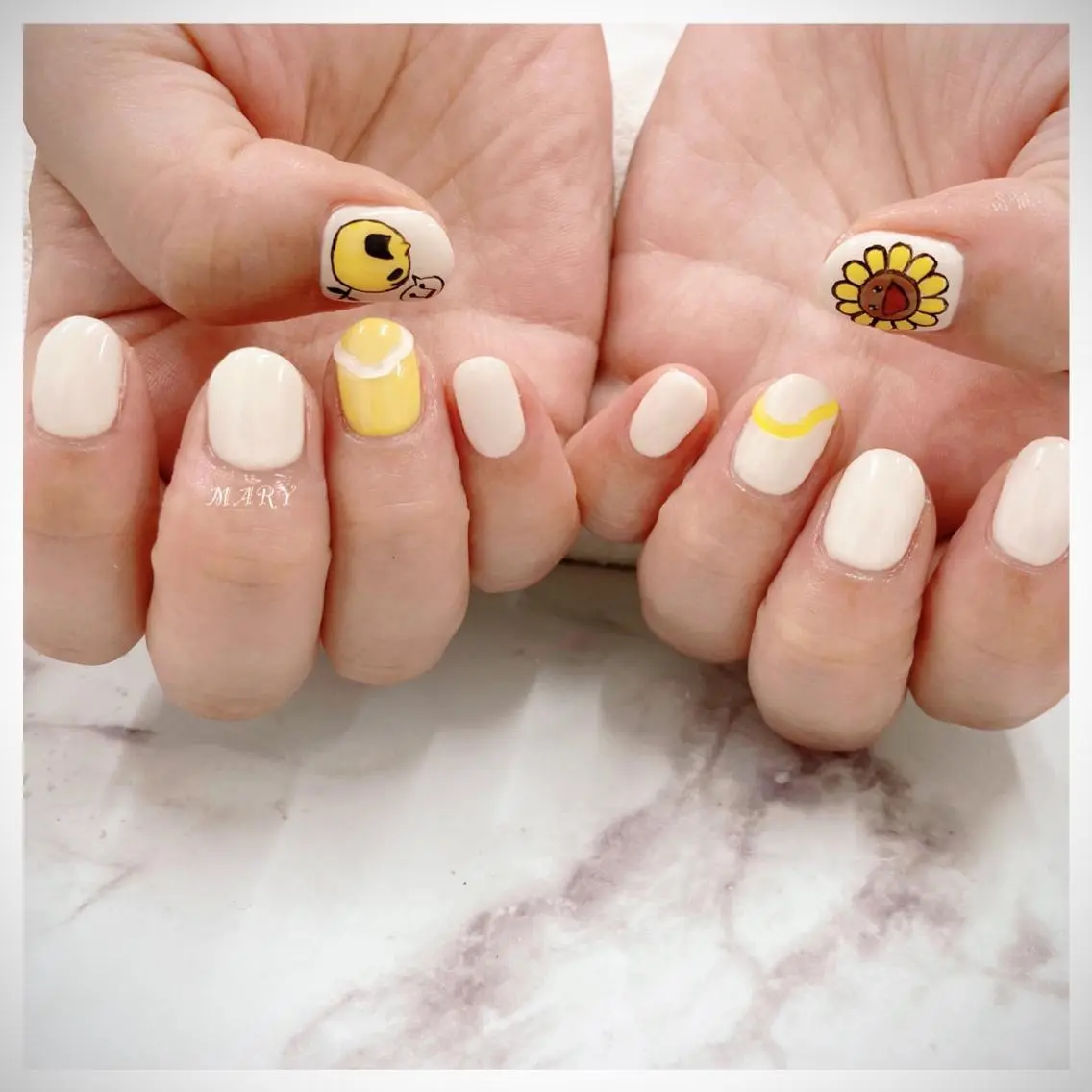 ネイル ワンカラーネイル ホワイト 黄色 ハンドネイル Mary nail .narumiのネイルデザイン