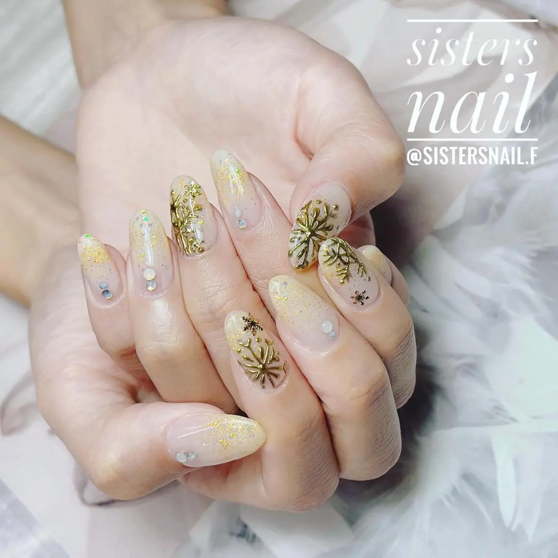 ネイル アートネイル ホログラムネイル キラキラネイル ホワイト 冬ネイル sisters nail.fのネイルデザイン