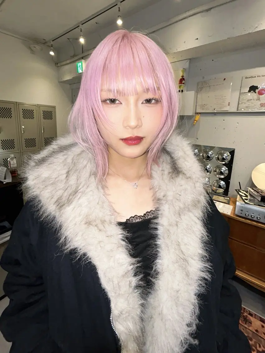 ミディアム カラー 顔周りカット 綺星 ハイトーン/デザインのヘアスタイル