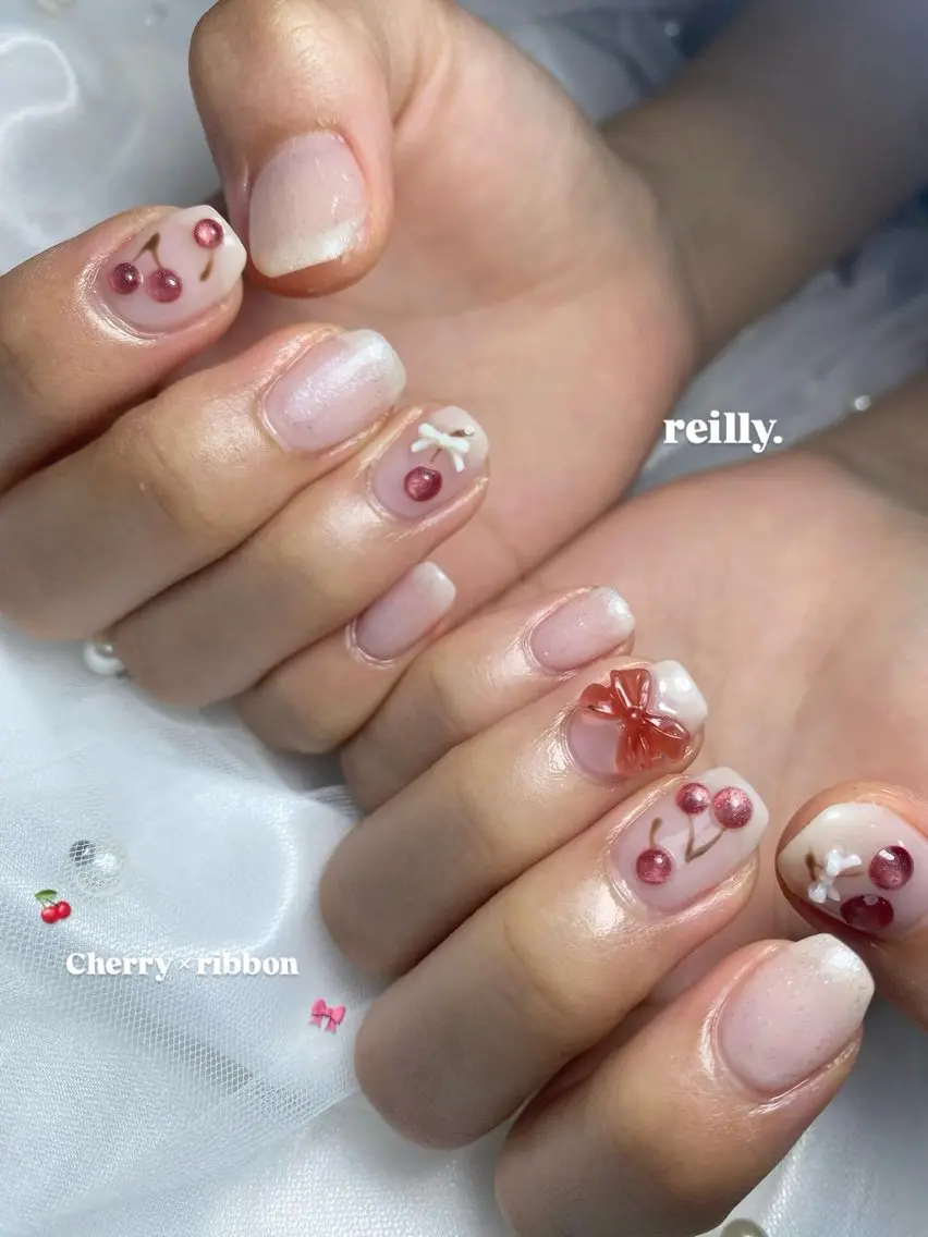 ネイル フラッシュネイル フレンチネイル ジェルネイル グラデーション ラメ(グリッター) ハンドネイル ハンドケア Marina 《REILLY.》のネイルデザイン