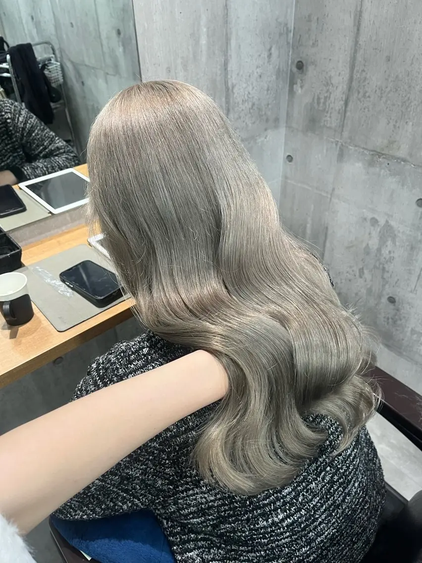 ロング カラー ブリーチ グレージュ ハイトーンカラー カット ヘアカラー トリートメント ヘアセット newi赤羽 HINATAのヘアスタイル
