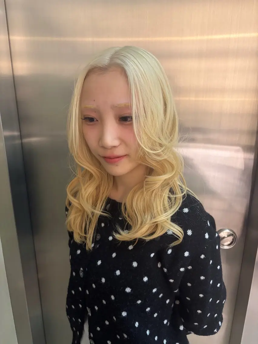 セミロング カラー ブリーチ ブロンド ‘AXIS栄ガスビル Hinataのヘアスタイル