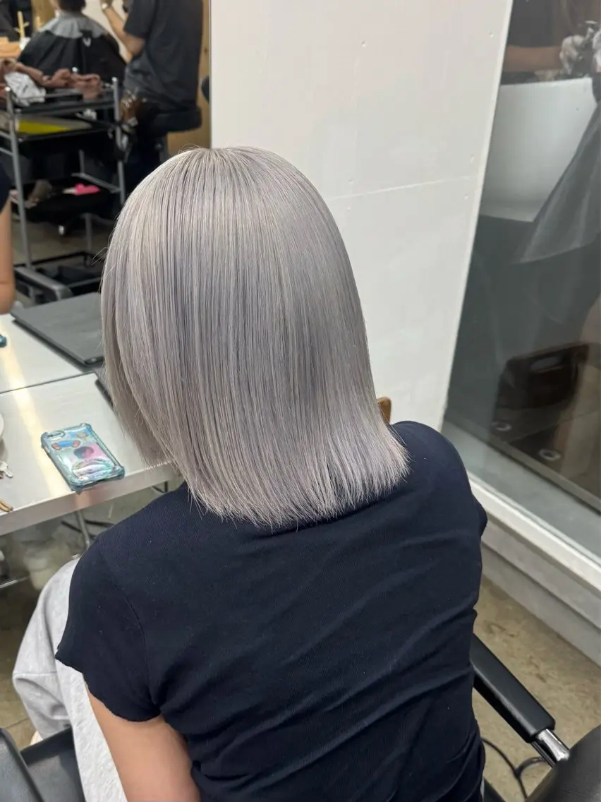 ショート カラー シルバー ホワイトシルバー ヘアカラー トリートメント 新宿 似合わせカラー HINAのヘアスタイル
