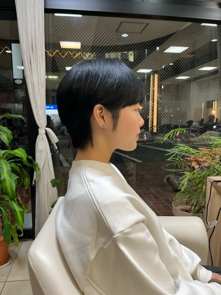 ショート カラー 黒髪 ブルーカラー ブルーブラック ハイトーンカラー レイヤーカット/ブラ ウンカラー/河野凜のヘアスタイル