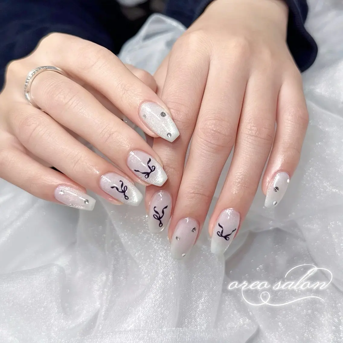 ネイル マグネットネイル リボン ホワイト oreo salon miyu 池袋のネイルデザイン