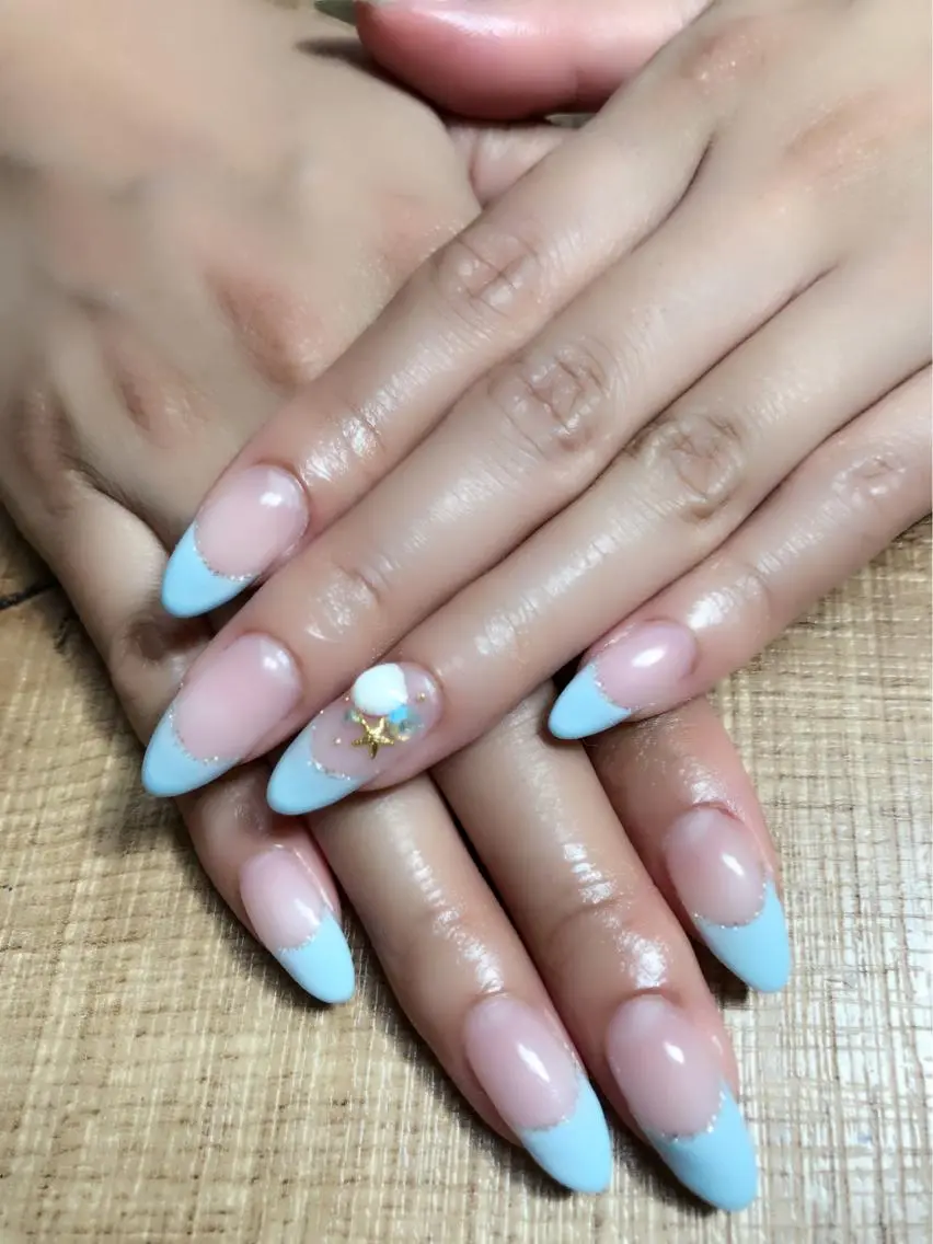 【ハンド】クリアベース🩵フレンチ🩵ラメライン無料の写真