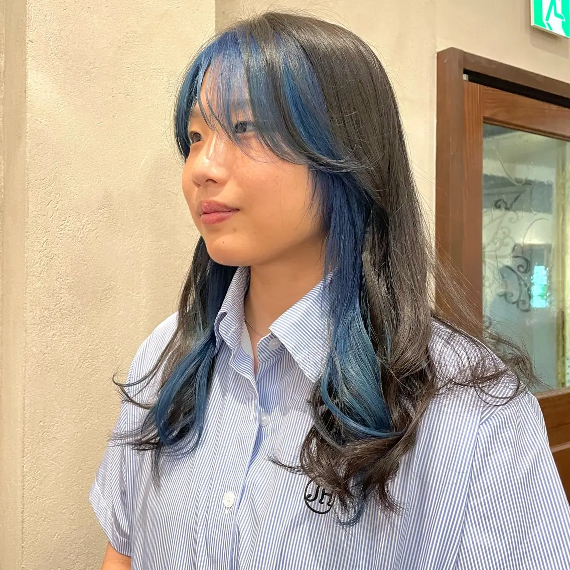 ロング カラー イヤリングカラー ネイビーカラー カット ヘアカラー roost 優のヘアスタイル