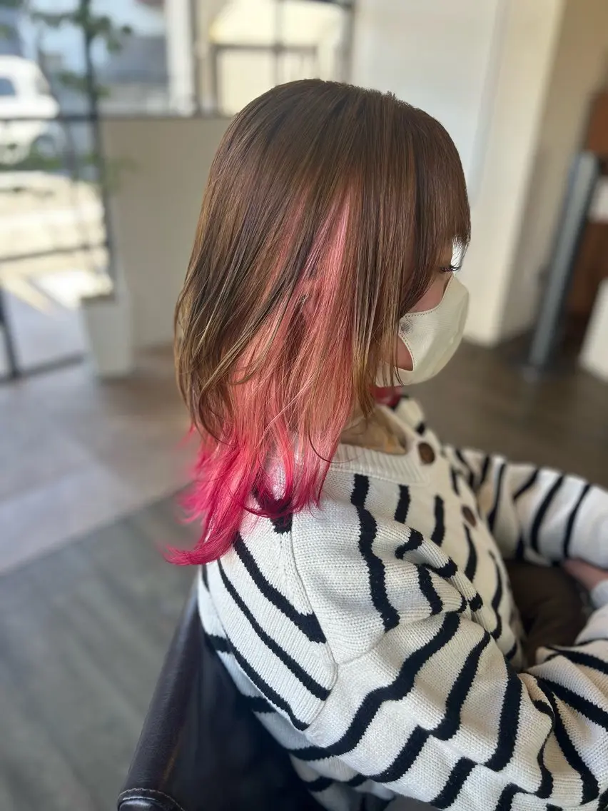 セミロング カラー インナーカラー ピンクカラー ヘアカラー トリートメント 井上 花音のヘアスタイル