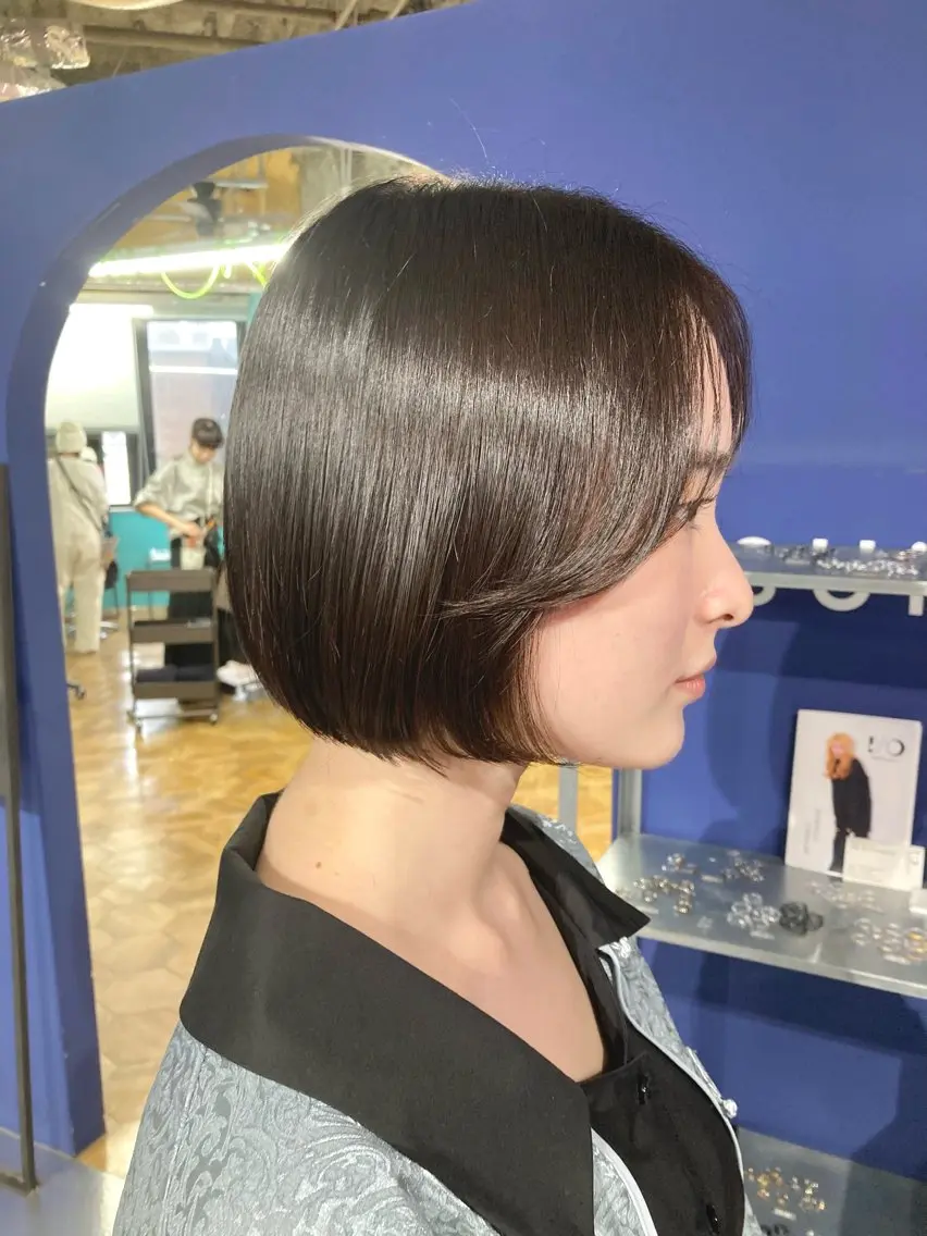ミディアム ボブ カット 透明感カラー レイヤー亀井唯登のヘアスタイル