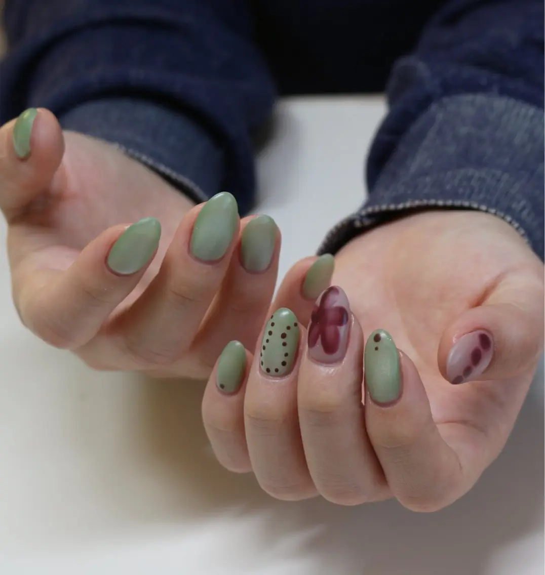 ネイル グリーン マグネットネイル マットネイル 春ネイル ハンドネイル Baku Nailsのネイルデザイン